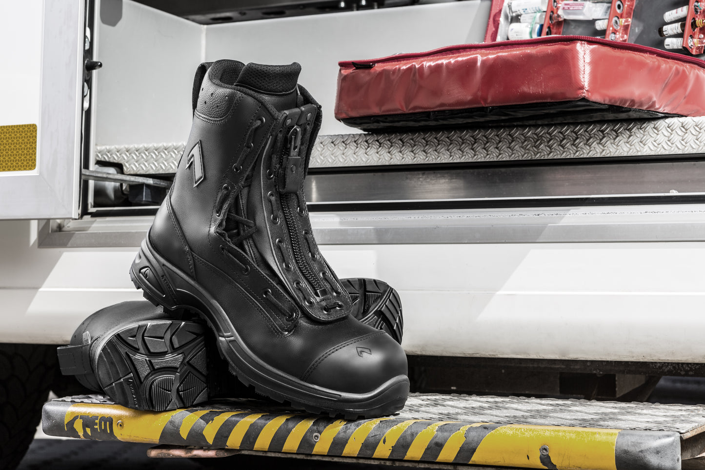 Haix Airpower XR 1 Stiefel auf Tritt von Rettungswagen