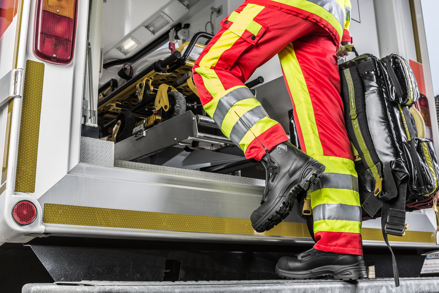 Person im Rettungsdienst steigt in Krankenwagen und trägt HAIX Airpower Stiefel