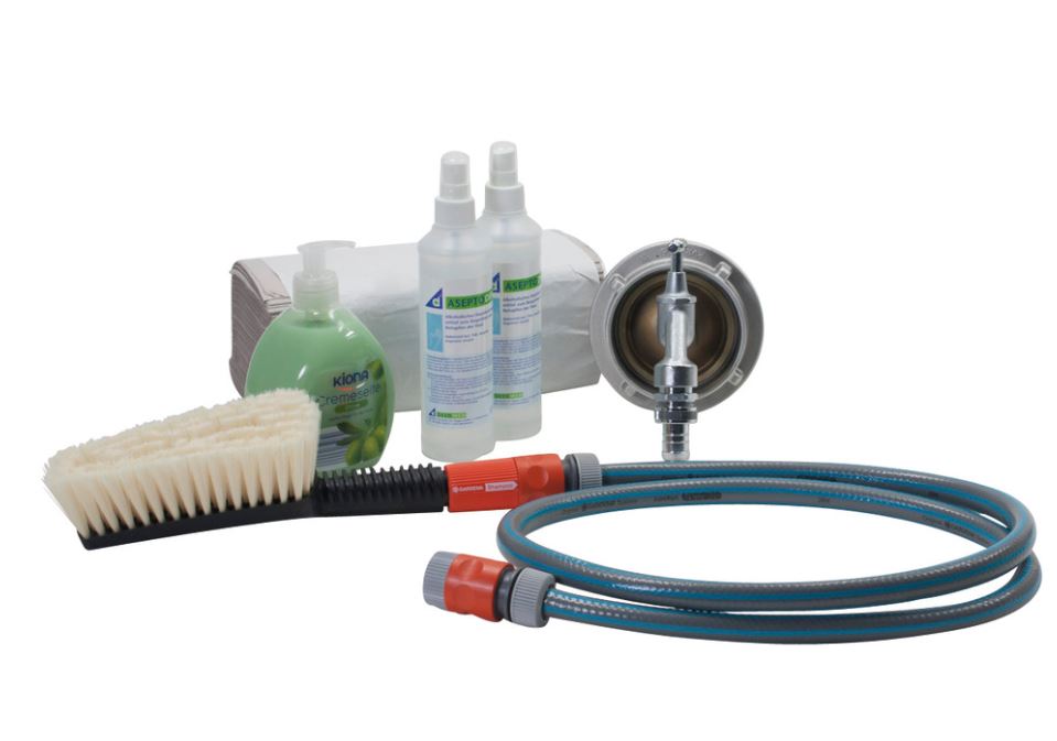 Seife, Desinfektionsmittel, Papiertücher und Wasserschlauch mit Bürstenaufsatz