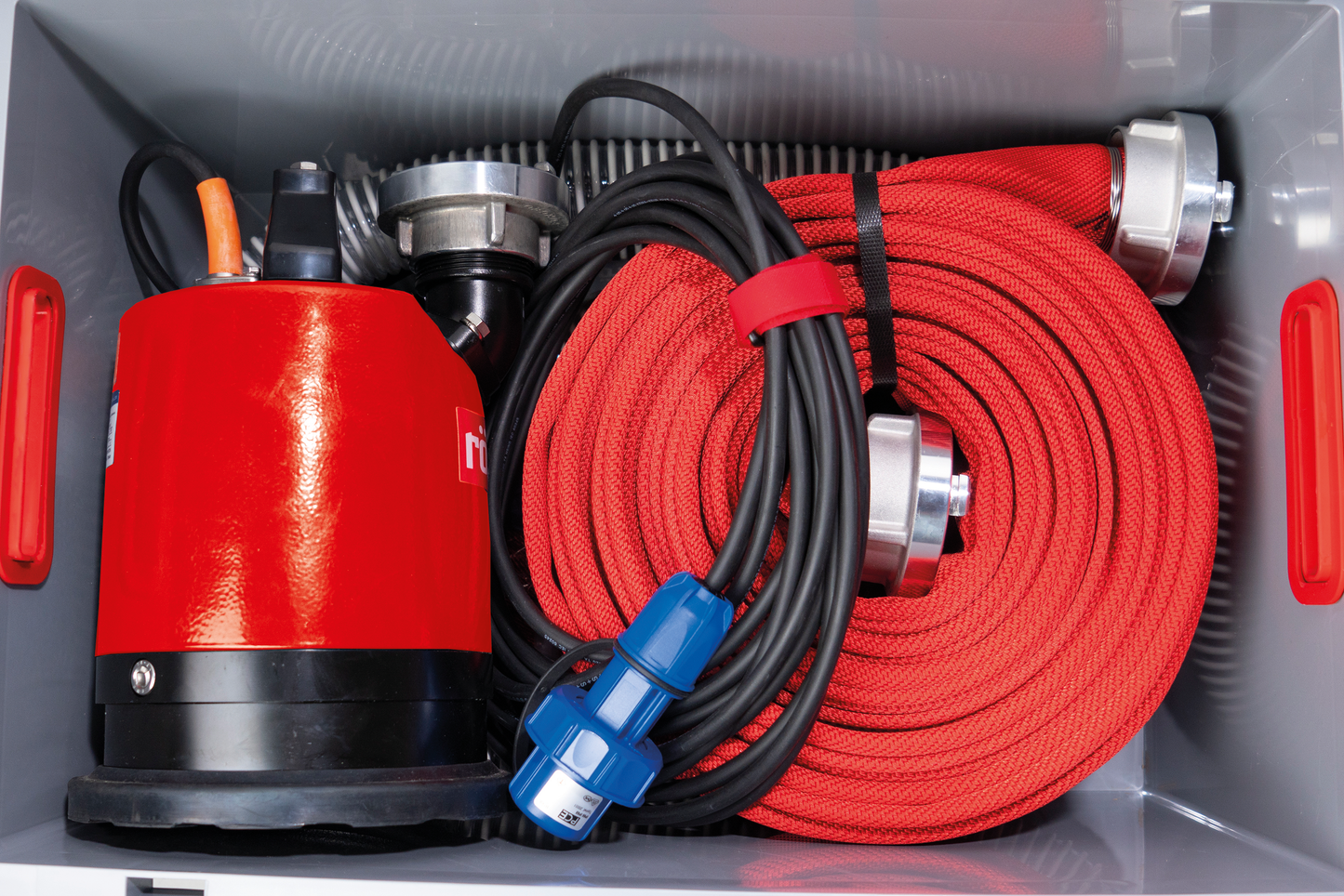 Inhalt der Water Rescue Box von Rössle mit Tauchpumpe FLAT-ROSS, Personenschutzschalter und Feuerwehrschlauch