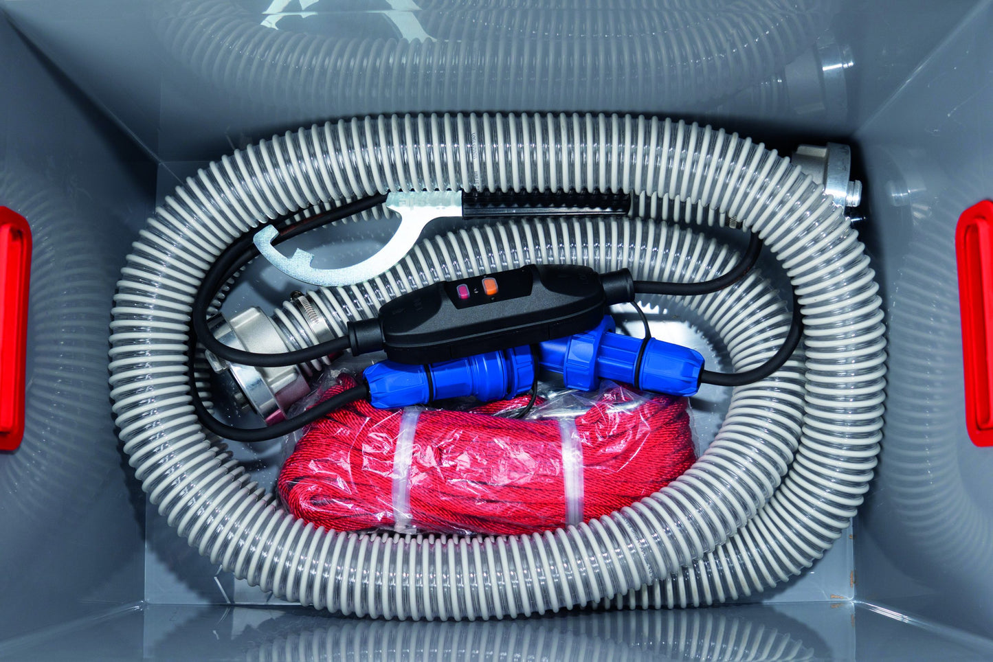 Inhalt Water Rescue Box mit Formstabilem Schlauch, PRCD-Personenschalter und Halteleine